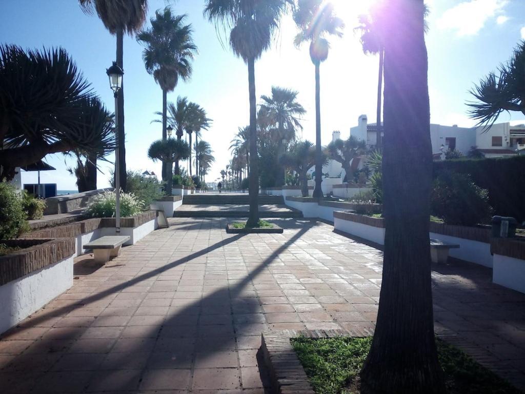 Mikonos Playa: Beachfront Retreat with Marina Access Apartment Castillo de Sabinillas Exterior photo